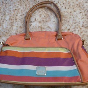 Very practical handbag with 3zippered compartments